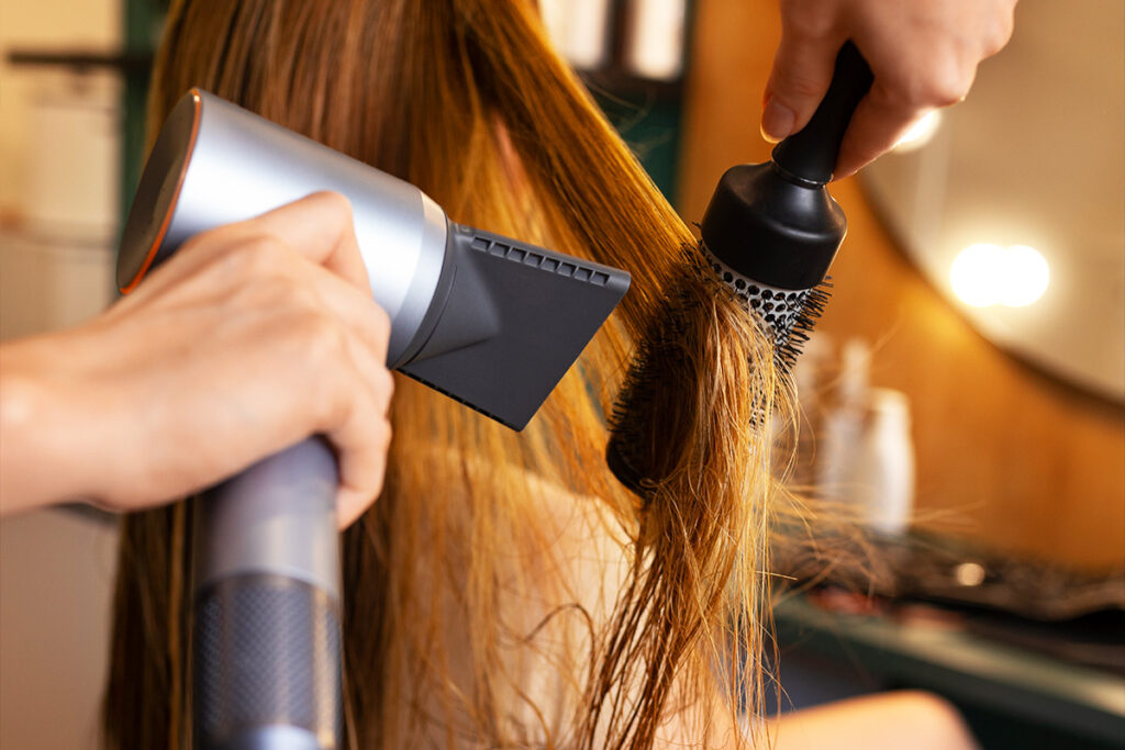 Cabelos finos e progressiva: como evitar quebra