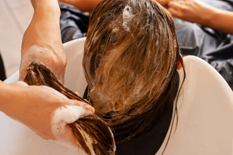 Reconstrução capilar em cabelos com progressiva